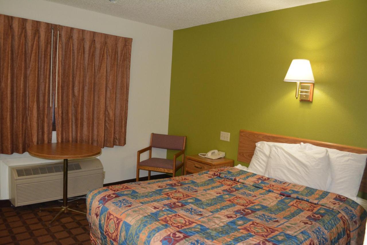Bloomer Inn & Suites Bagian luar foto