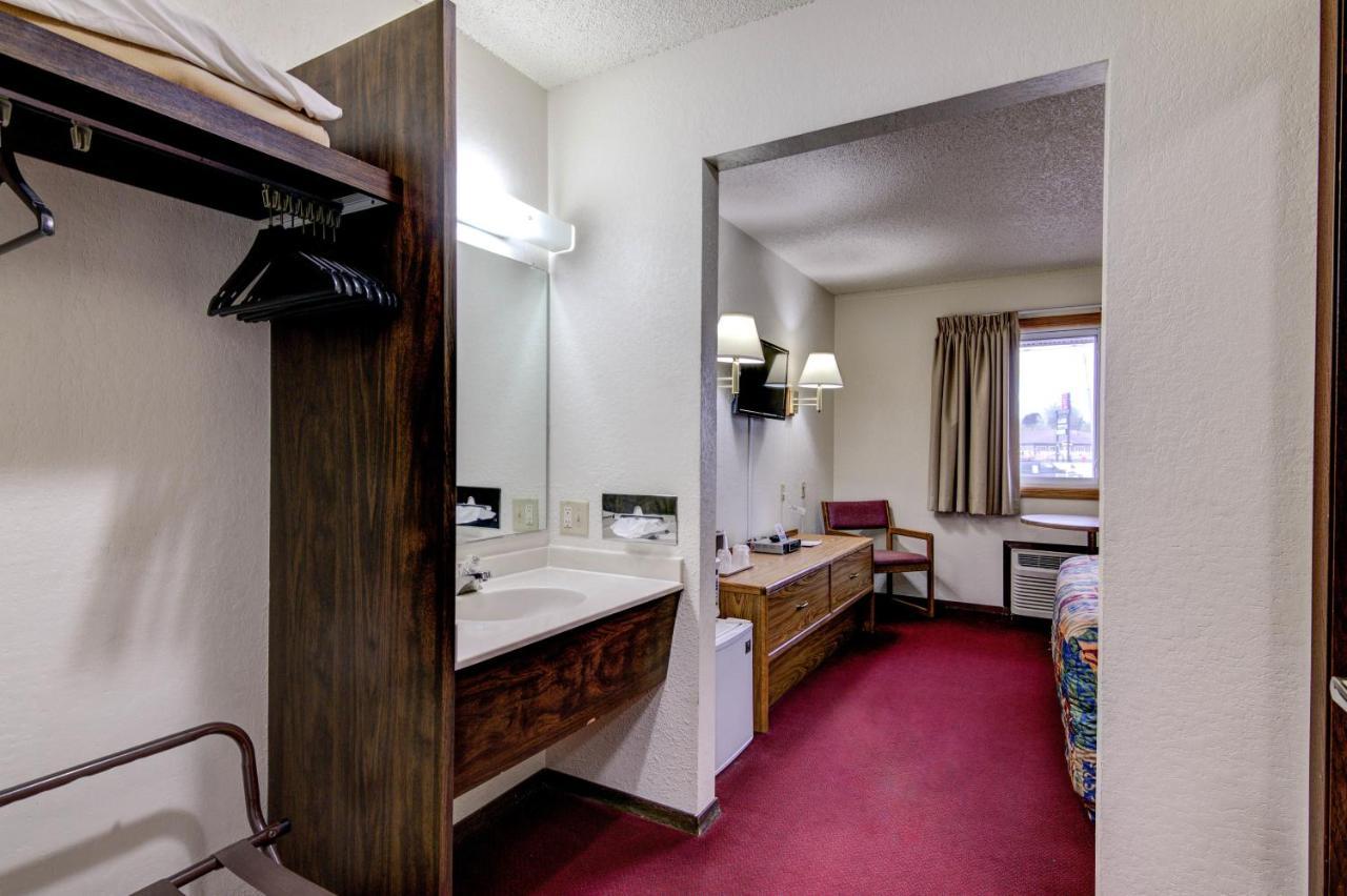 Bloomer Inn & Suites Bagian luar foto