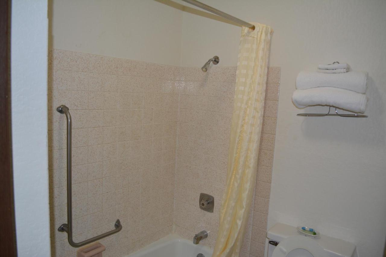 Bloomer Inn & Suites Bagian luar foto