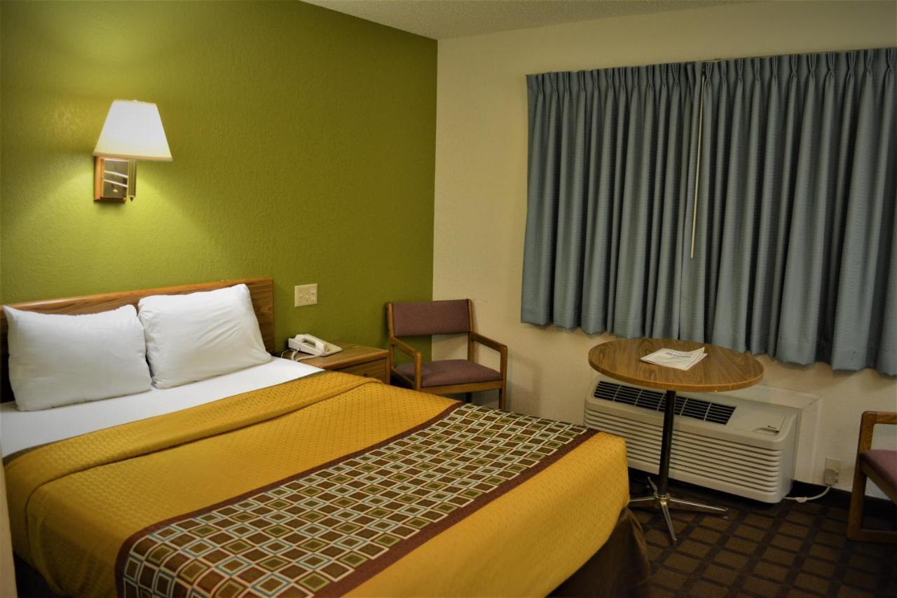 Bloomer Inn & Suites Bagian luar foto