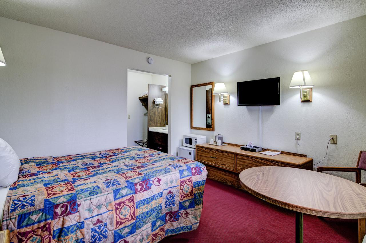 Bloomer Inn & Suites Bagian luar foto