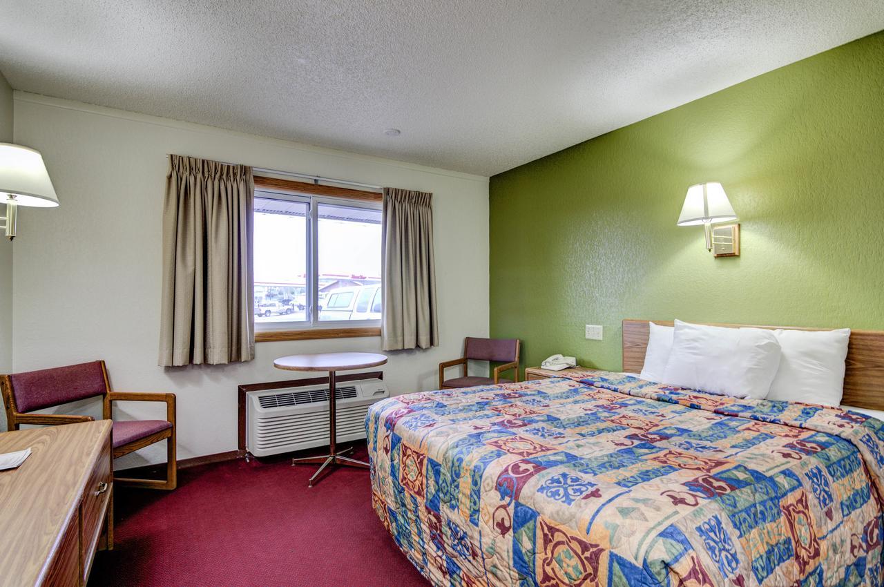 Bloomer Inn & Suites Bagian luar foto