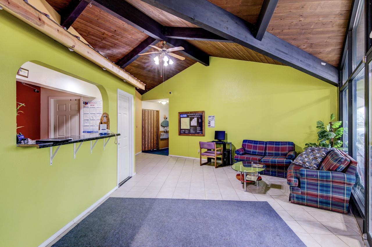 Bloomer Inn & Suites Bagian luar foto