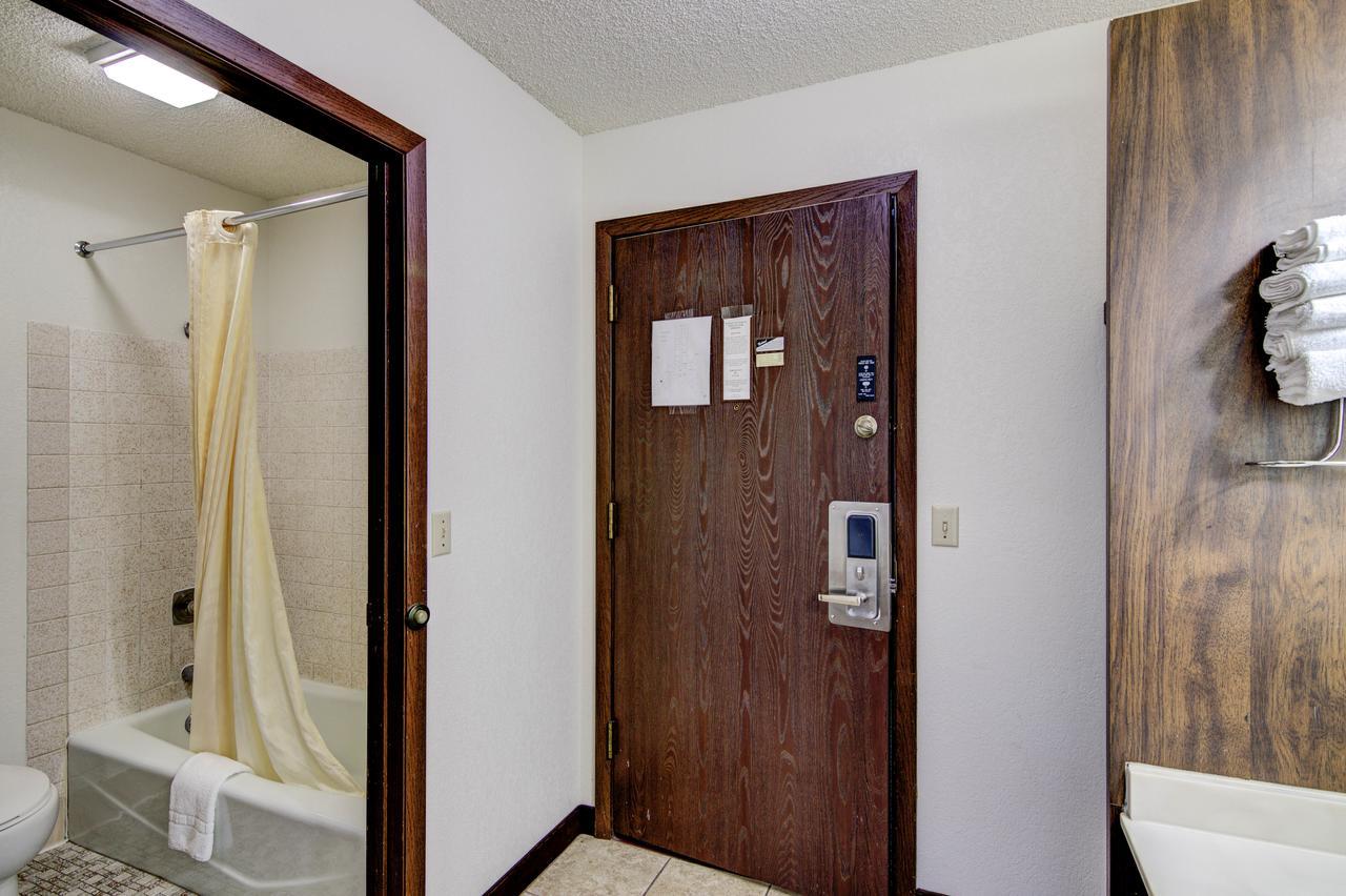 Bloomer Inn & Suites Bagian luar foto
