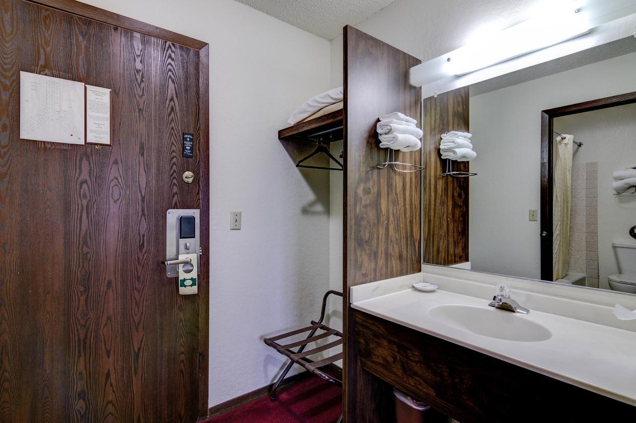 Bloomer Inn & Suites Bagian luar foto