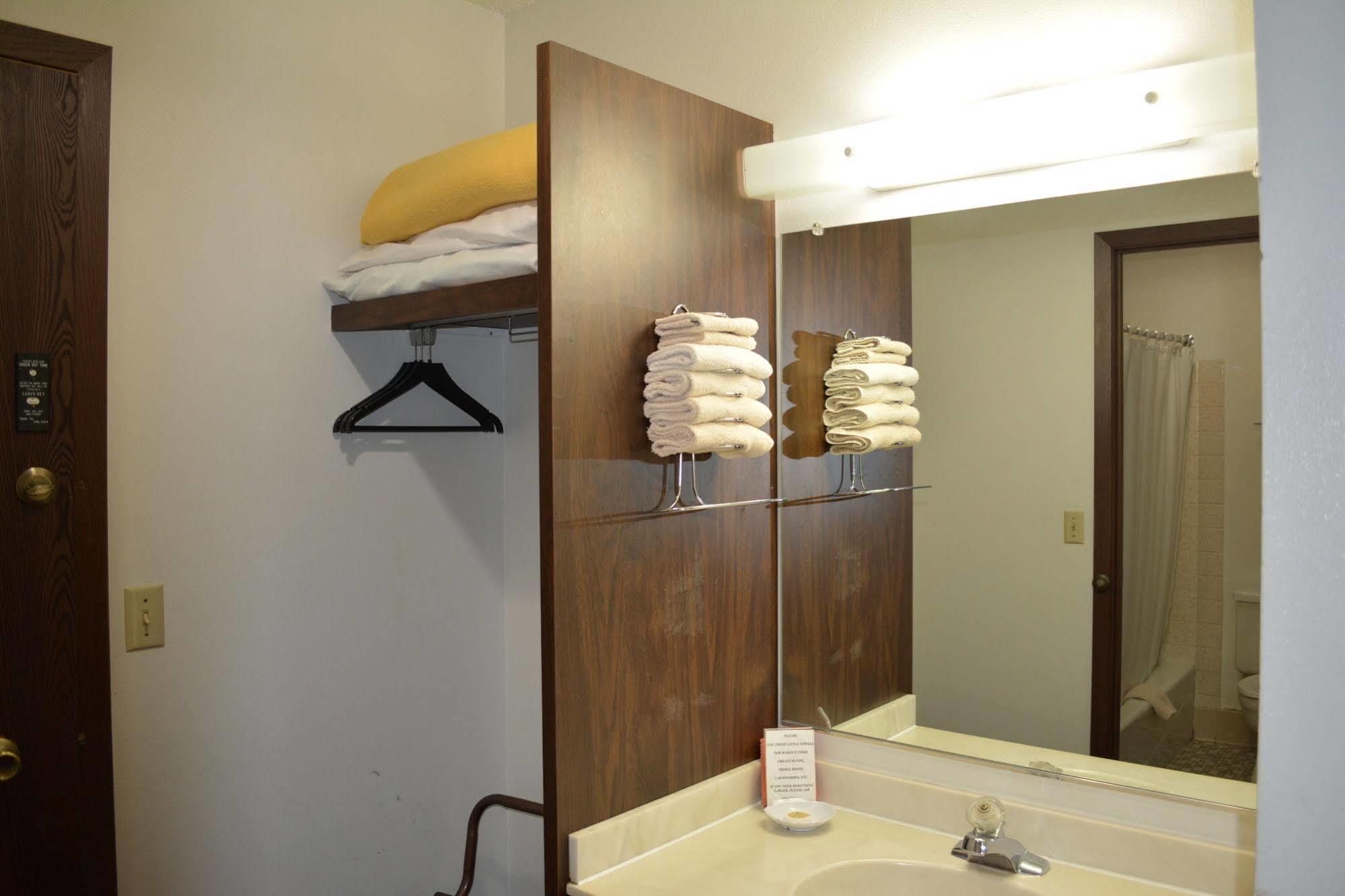 Bloomer Inn & Suites Bagian luar foto